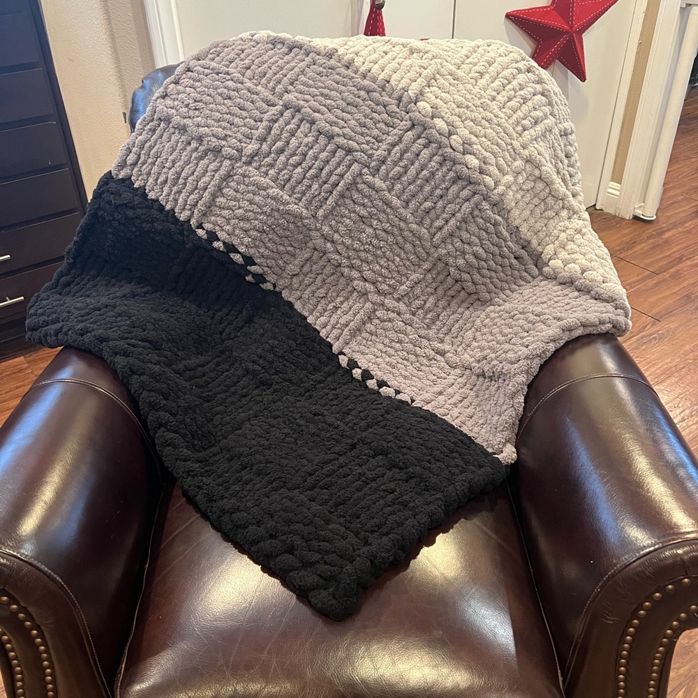 Chunky Yarn Cozy Three-Tone Knit Blanket